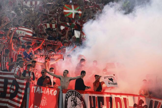 Varios ultras del Athletic con bengalas en el Olímpico de Roma (Foto: Cordon Press).