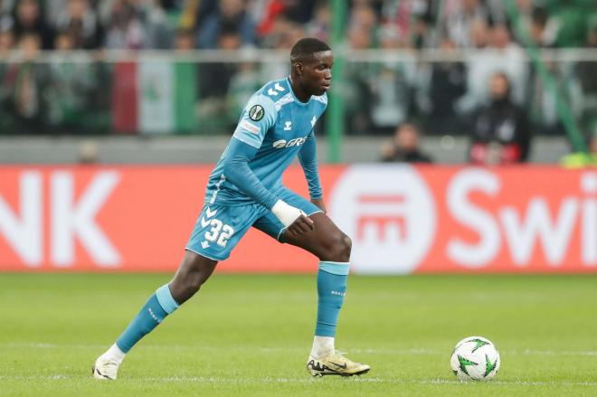 Nobel Mendy con el primer equipo del Real Betis (foto: Cordón Press).