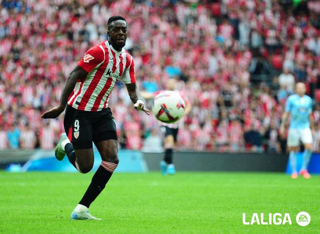 Iñaki Williams persigue un balón con el Athletic (Foto: LALIGA).