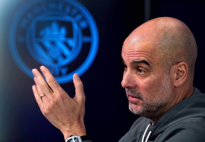 Pep Guardiola dando una rueda de prensa con el Manchester City (Foto: Cordon Press).