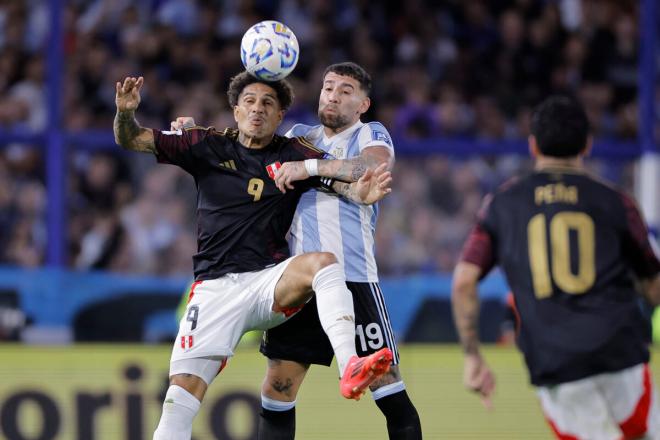 Paolo Guerrero y Nico Otamendi pelean un balón en el Argentina-Perú (Foto: EFE).