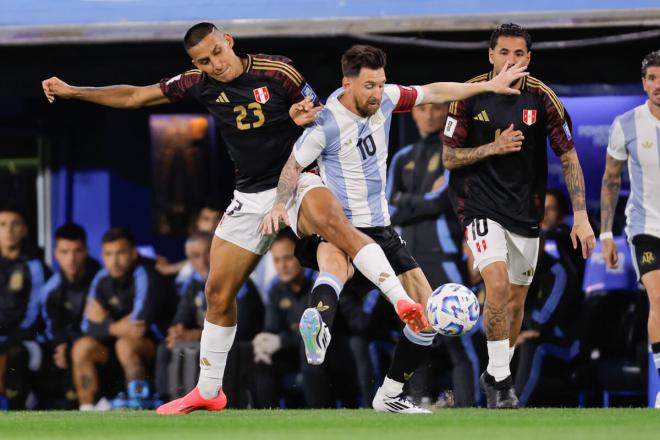 Leo Messi pelea un balón en el Argentina-Perú (Foto: EFE).