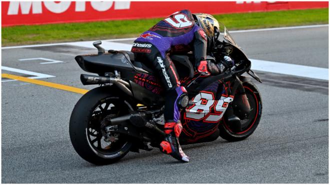 Jorge Martín, durante los test en Barcelona, probando su nueva moto de Aprilia. (Fuente: Europa Press)