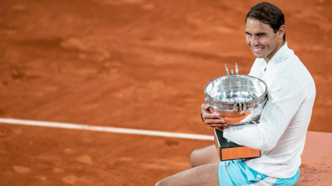 Rafa Nadal con el trofeo de Roland Garros (Foto: Cordon Press)