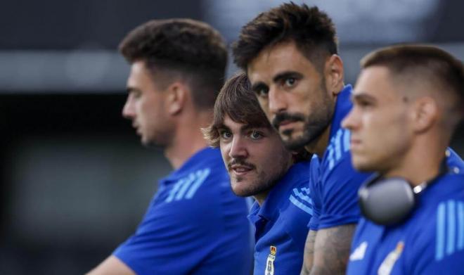 Jaime Vázquez junto a David Costas antes de un partido del Real Oviedo (Foto: LALIGA).