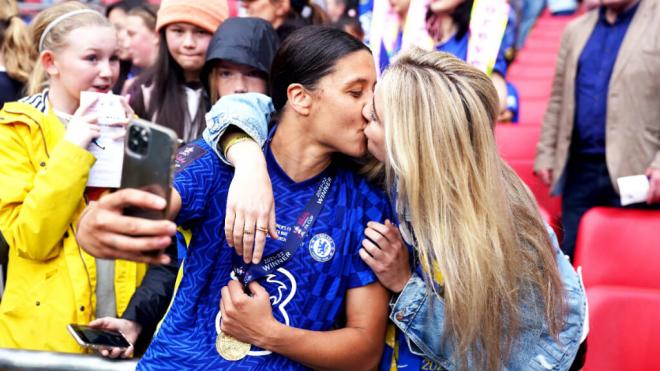 Sam Kerr y Kristie Mewis besándose tras ganar la Champions la jugadora del Chelsea (Cordon Press)