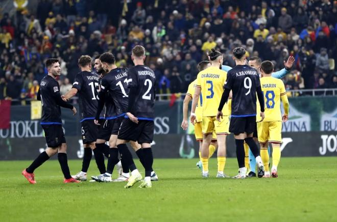 Protestas de los jugadores de Rumanía y Kosovo durante su partido (Foto: EFE).