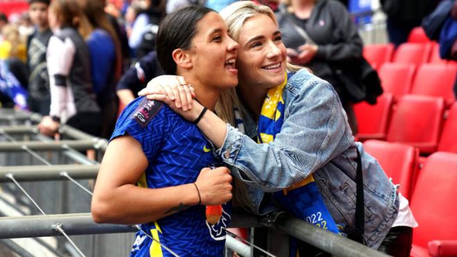 Sam Kerr y Kristie Mewis en las gradas de Wembley (Cordon Press)