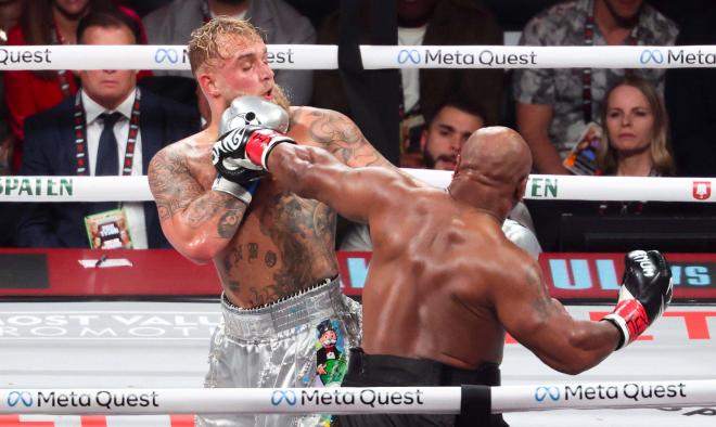 Golpeo de Mike Tyson en su pelea con Jake Paul (Foto: Cordon Press).