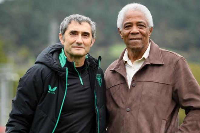 El técnico Ernesto Valverde posa con Pacho Maturana en Lezama; se viene Derbi vasco este domingo en Bilbao (Foto: Athletic Club).