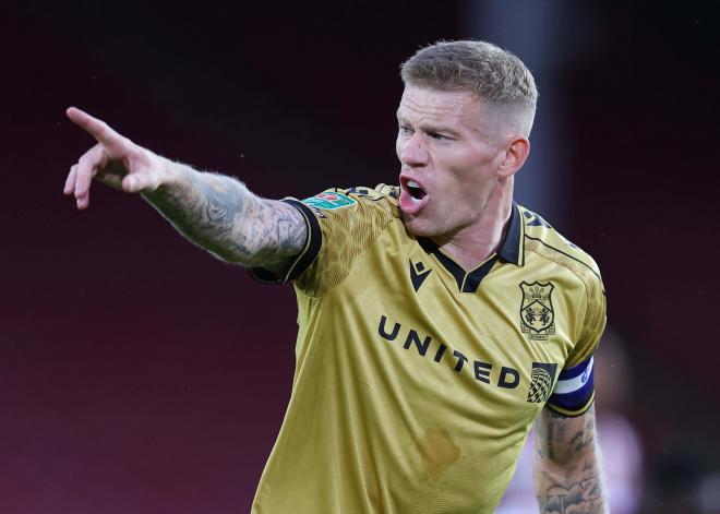 James McClean en un partido con el Wrexham (Foto: Cordon Press).