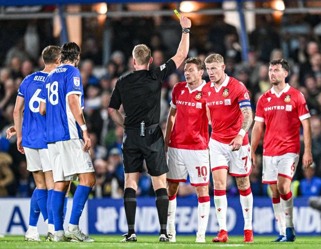 James McClean amonestado en un partido con el Wrexham (Foto: Cordon Press).