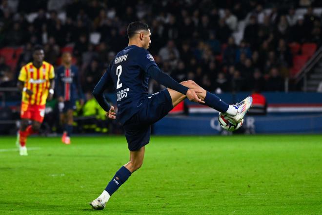 Achraf Hakimi controla un balón en un partido del PSG (Foto: Cordon Press).