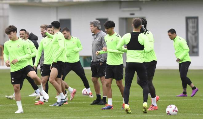 Manuel Pellegrini con sus futbolistas (foto: Kiko Hurtado).