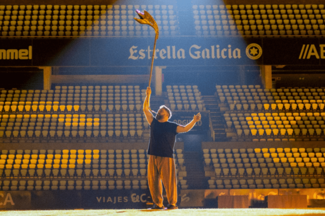 Abraham Cupeiro tocando el karnyx en Balaídos (Foto: RC Celta).