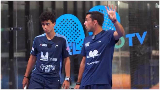 Andrés Britos junto a un alumno durante la clase.