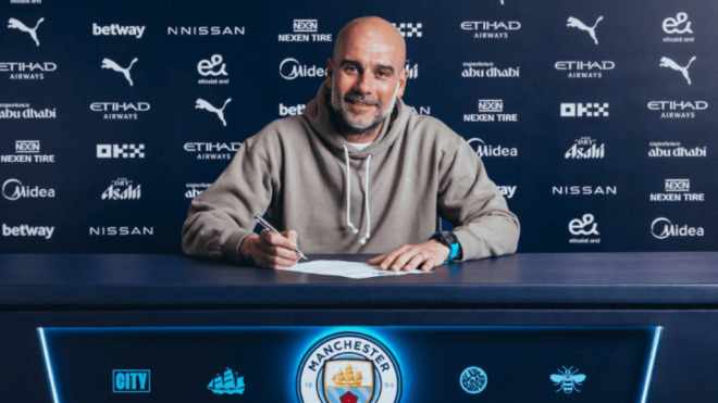 Pep Guardiola, firmando su nuevo contrato (FOTO: @ManCity).