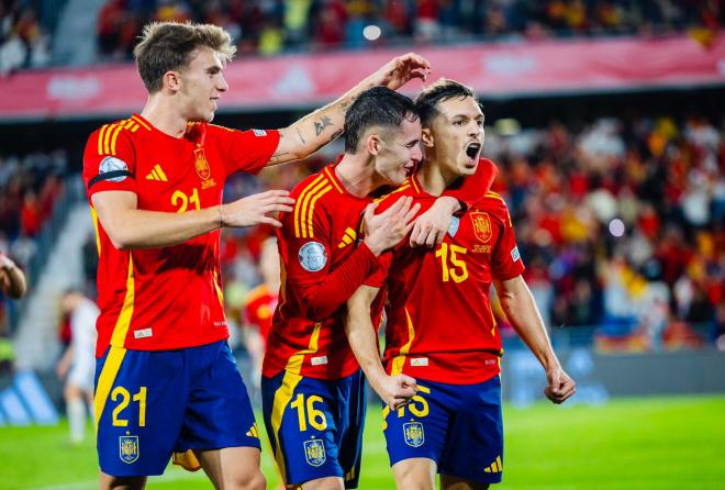 Pablo Barrios celebrando el gol de Bryan Zaragoza (Redes Sociales)