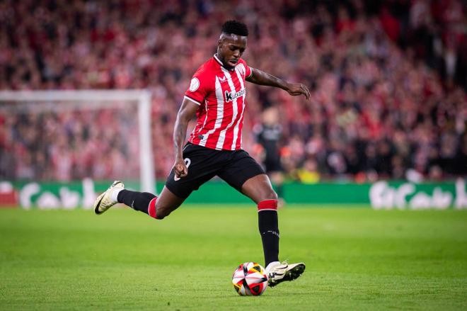 Iñaki Williams busca un pase durante un partido del Athletic (Foto: Cordon Press).