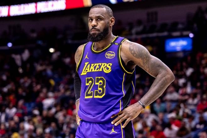 LeBron James, con los brazos en jarra durante un partido de los Lakers (Foto: Cordon Press).