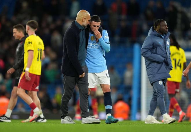 Pep Guardiola charla con Phil Foden tras un partido del Manchester City (Foto: Cordon Press).