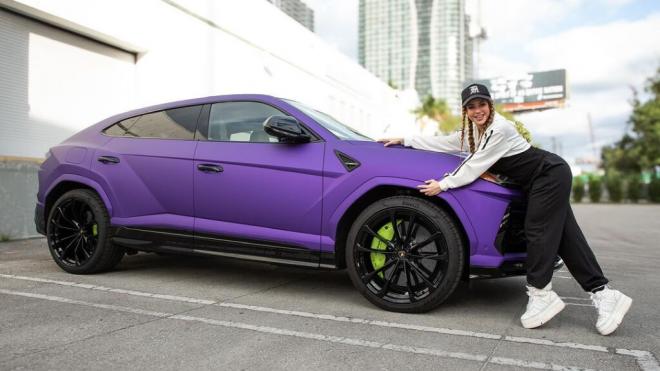 Shakira posando con el Lamborghini que va a sortear (Instagram: @shakira)