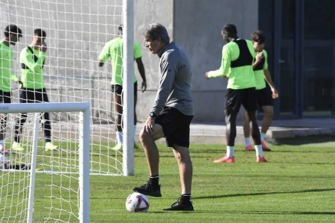 Manuel Pellegrini durante el último entrenamiento del Real Betis (foto: Kiko Hurtado).