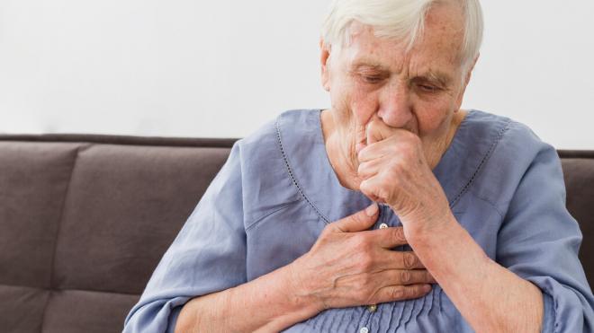 Persona de edad avanzado tosiendo y con la mano en el pecho (Foto: Freepik)