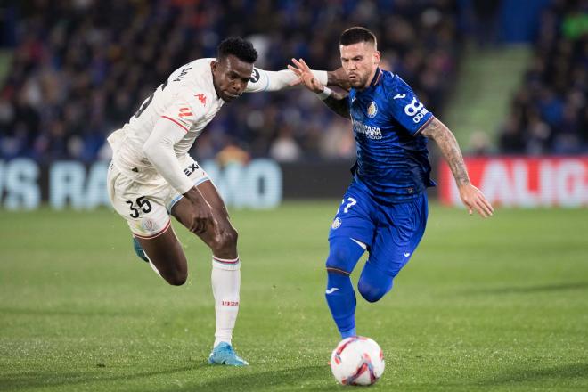 Bah y Carles Pérez disputan un balón en el Getafe-Valladolid (Foto: LaLiga).