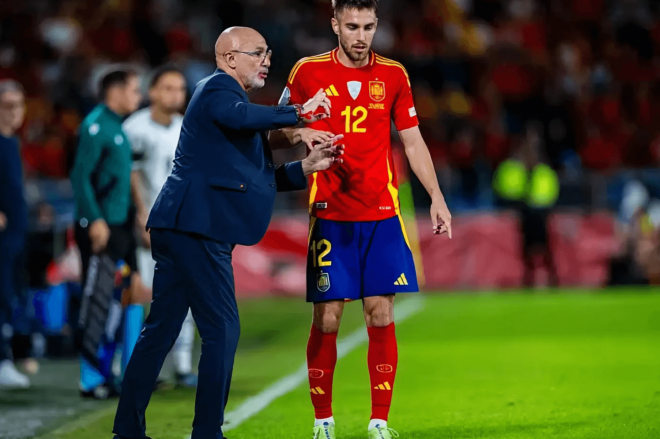 Luis de la Fuente con Óscar Mingueza (Foto: RFEF).