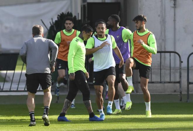 Imagen de un entrenamiento del Real Betis (foto: Kiko Hurtado).