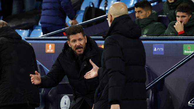 Guardiola le da la mano a Simeone en un partido (FOTO: Cordón Press).