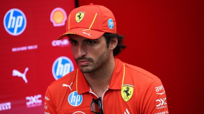 Carlos Sainz, en una rueda de prensa con Ferrari (Cordon Press)