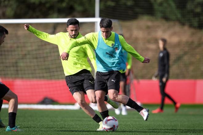 Lander Olaetxea y Jesús Bernal durante un entrenamiento (Foto: Real Sporting).