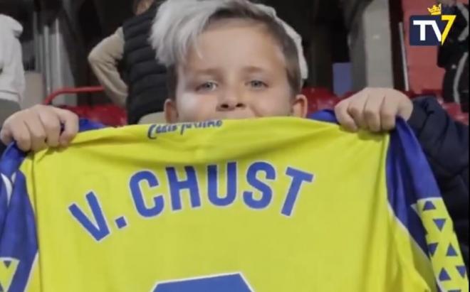 El joven aficionado, con la camiseta de su ídolo.