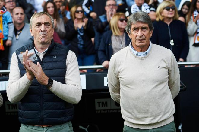 Rubén Cousillas y Manuel Pellegrini, en el Valencia-Betis (Foto: Cordon Press).