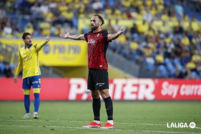 Vedat Muriqi protesta una acción en el Las Palmas-Mallorca (Foto: LALIGA).