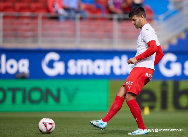 Róber Pier calienta con el Sporting (Foto: LALIGA).