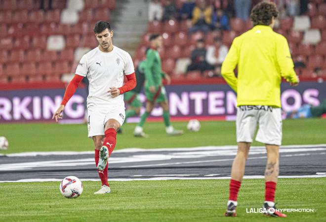 Róber Pier calienta con el Sporting (Foto: LALIGA).