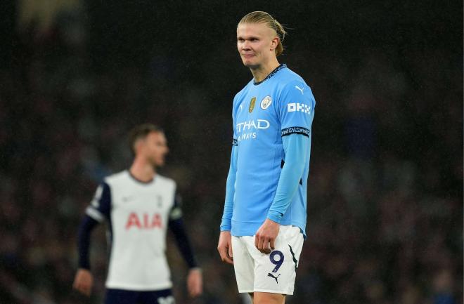 Erling Haaland, tras ver uno de los goles al Manchester City (Foto: Cordon Press).