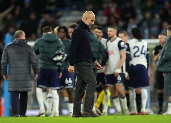 Pep Guardiola camina por el Etihad tras perder ante el Tottenham (Foto: Cordon Press).