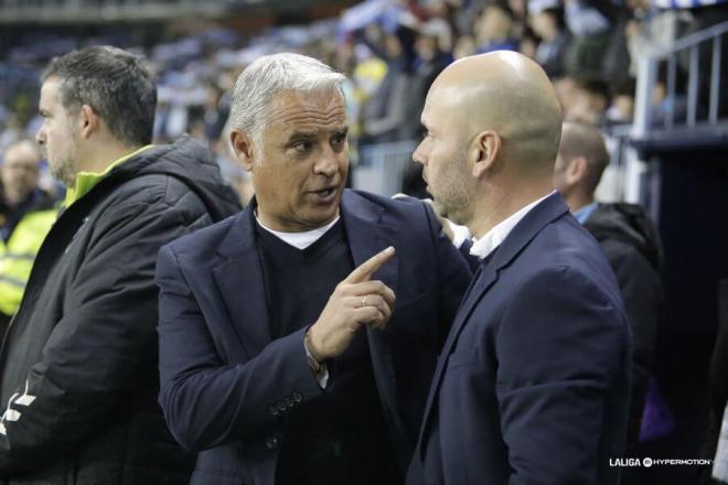 Pellicer se saluda con José Alberto López en La Rosaleda. (Foto: LALIGA)