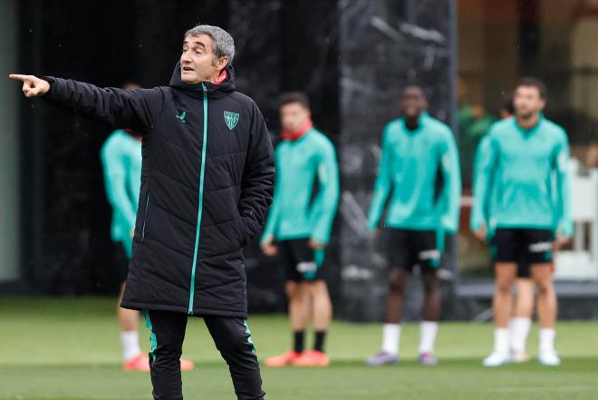 Ernesto Valverde, en un entrenamiento del Athletic (Foto: EFE).