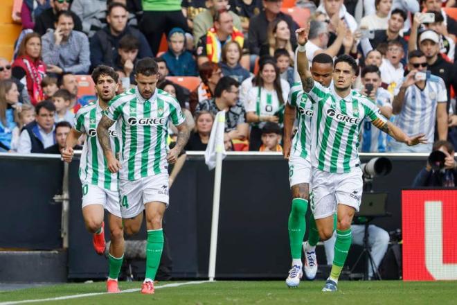 Marc Bartra tras el primer gol del Betis (foto: EFE).