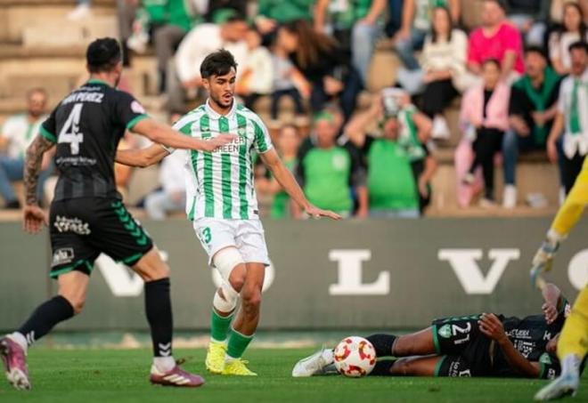 El bético Lucas Alcázar pelea una pelota (foto: RBB).