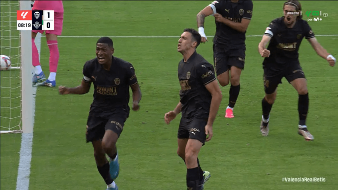 César Tárrega y Cristhian Mosquera celebran su gol en el Valencia-Betis.