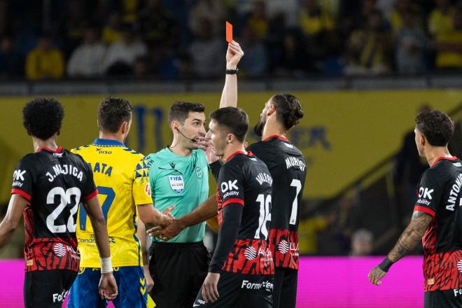 Muriqi, expulsado tras hacer una peineta a Jaime Mata (Foto: EFE).