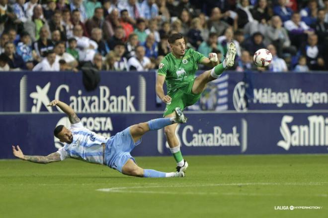 Acción en el Málaga - Racing. (Foto: LALIGA)