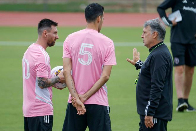 El Tata Martino charla con Leo Messi y Sergio Busquets en un partido del Inter Miami (Foto: Cordon