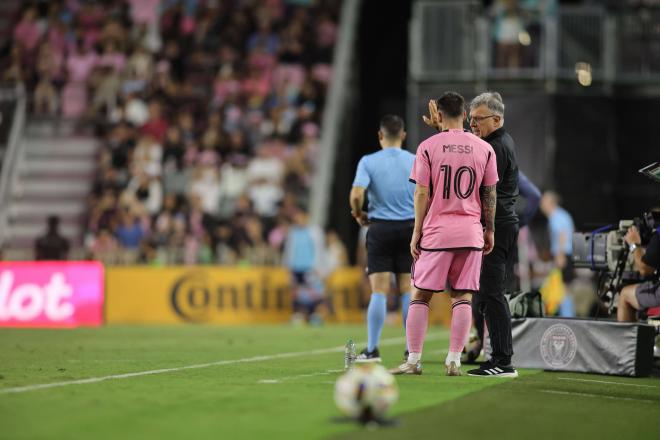 El Tata Martino y Leo Messi charlan durante un partido del Inter Miami (Foto: Cordon Press).